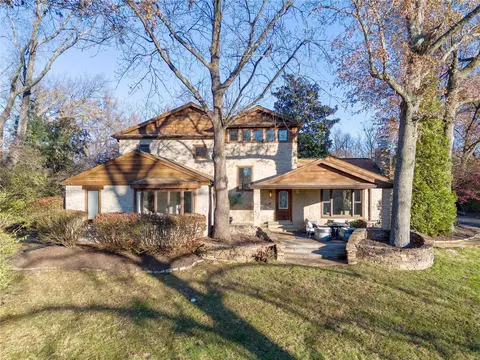 7 Huntington Ln, Creve Coeur, MO 63141