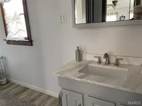Bath - 676 Frontier Ln, Bourbon, MO 65441 photo 5 of 6