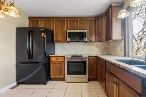 Kitchen - 904 Chestnut Ridge Rd, Manchester, MO 63021 photo 4 of 4