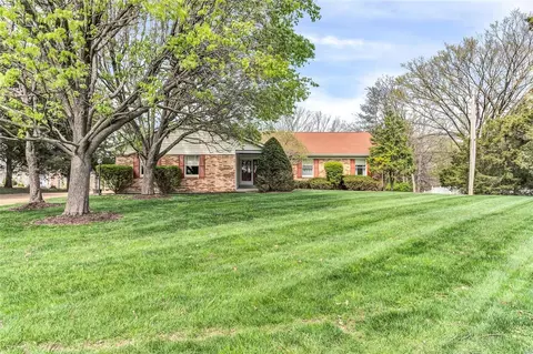 420 Summit Rd, Fenton, MO 63026