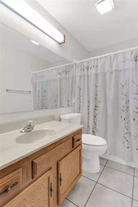 Bath - 420 Summit Rd, Fenton, MO 63026 photo 1 of 3