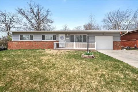 2917 Portugal Dr, Saint Louis, MO 63125