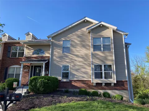618 Pine Ridge Trails Ct #204, Ballwin, MO 63021