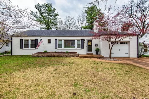 222 Turf Ct, Saint Louis, MO 63119