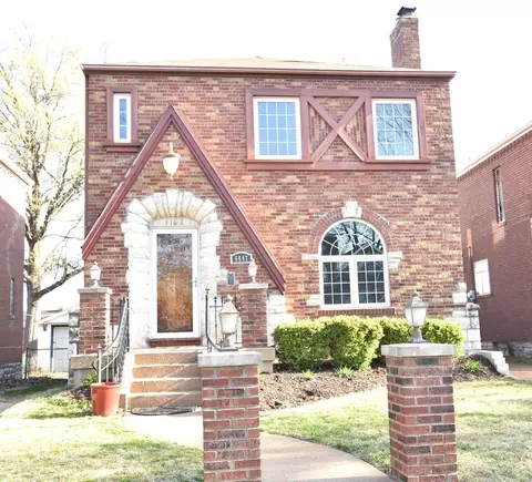 6647 Lindenwood Pl, Saint Louis, MO 63109