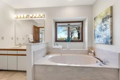 Bath - 178 Rockaway Dr, O'fallon, MO 63368 photo 4 of 5