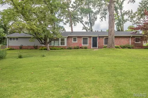 10074 Briarwood Dr, Ladue, MO 63124
