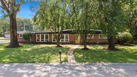 227 Tanglewood Dr, Saint Louis, MO 63124