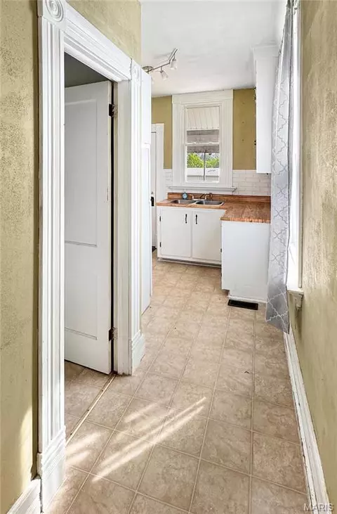Entry Way - 110 E 6th St, Washington, MO 63090 photo 3 of 3