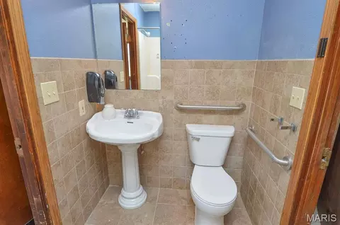 Bath - 620 N Main St, Hoyleton, IL 62803 photo 2 of 8