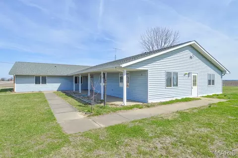 Exterior - 620 N Main St, Hoyleton, IL 62803 photo 4 of 7
