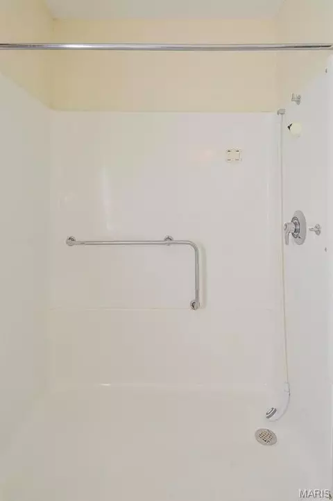 Bath - 620 N Main St, Hoyleton, IL 62803 photo 4 of 8