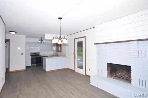 Living - 1603 Independence Rd, Rolla, MO 65401 photo 2 of 7