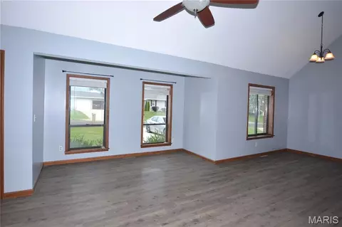 Living - 1603 Independence Rd, Rolla, MO 65401 photo 4 of 7