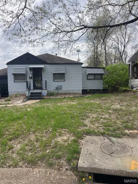 7401 Pleaseway Dr, Saint Louis, MO 63136