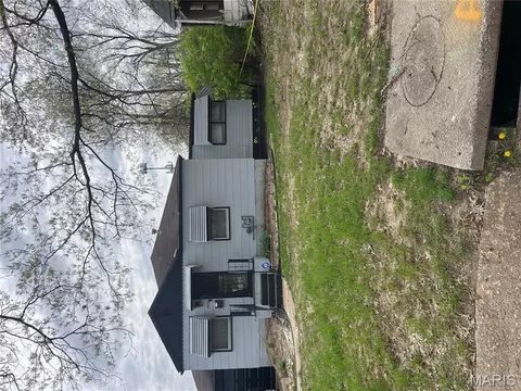 7401 Pleaseway Dr, Saint Louis, MO 63136