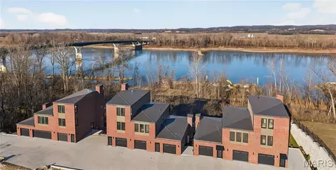 1017 River Bluff Dr, Washington, MO 63090