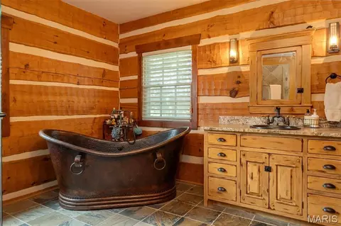 Bath - 5140 Saint Anns Rd, Washington, MO 63090 photo 1 of 6