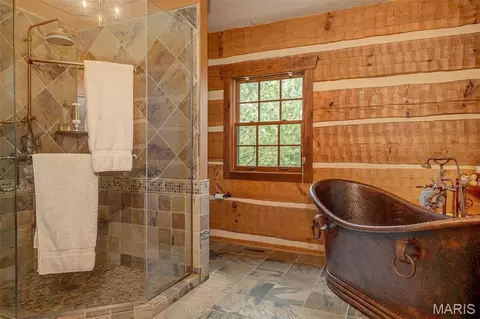 Bath - 5140 Saint Anns Rd, Washington, MO 63090 photo 2 of 6