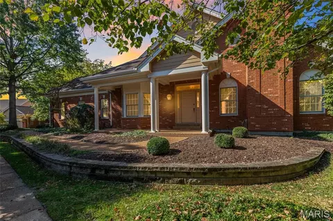 319 Carlyle Lake Dr, Creve Coeur, MO 63141