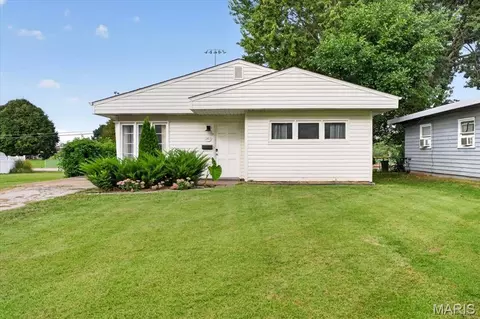 1365 Saint Jean St, Florissant, MO 63031