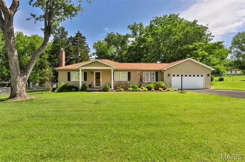 851 Poplar Dr, Saint Louis, MO 63125