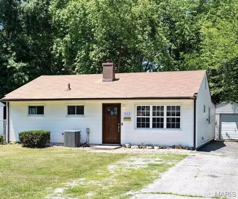 913 N 38th St, Belleville, IL 62226