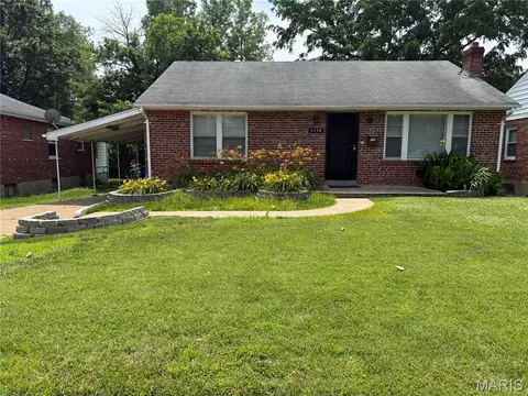 8362 Braddock Dr, Saint Louis, MO 63132