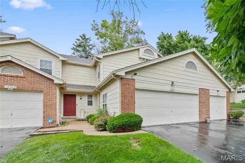 12107 Autumn Lakes Dr, Maryland Heights, MO 63043