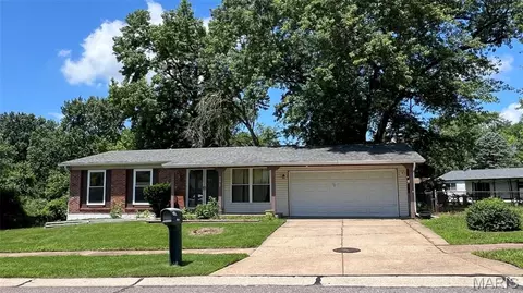 11747 Vizcuya Ct, Florissant, MO 63033