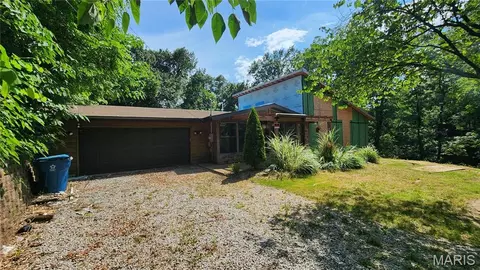625 W Country Ln, Collinsville, IL 62234