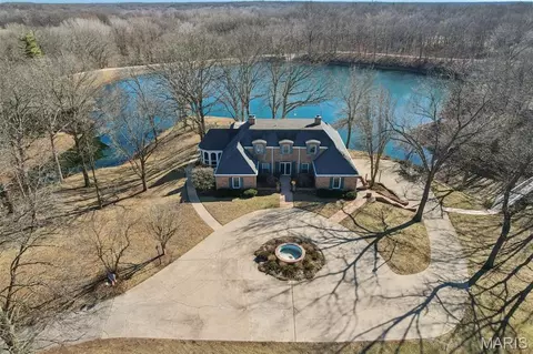 18994 Country Club Ln, Carlinville, IL 62626