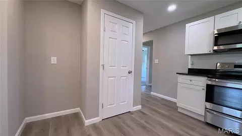Entry Way - 10240 Silverleaf Rd, Mineral Point, MO 63660 photo 4 of 8