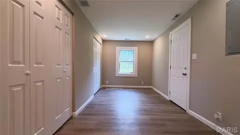 Entry Way - 10240 Silverleaf Rd, Mineral Point, MO 63660 photo 5 of 8
