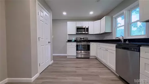 Kitchen - 10240 Silverleaf Rd, Mineral Point, MO 63660 photo 2 of 2