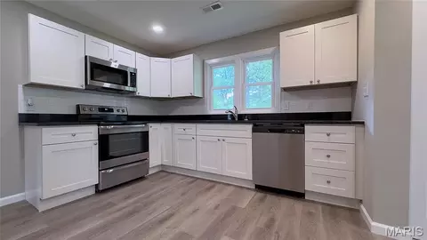 Kitchen - 10240 Silverleaf Rd, Mineral Point, MO 63660 photo 1 of 2