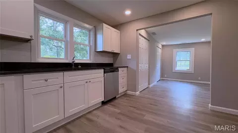 Entry Way - 10240 Silverleaf Rd, Mineral Point, MO 63660 photo 3 of 8