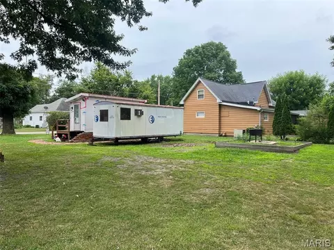 210 E Raymon Ave, Witt, IL 62094 photo 4