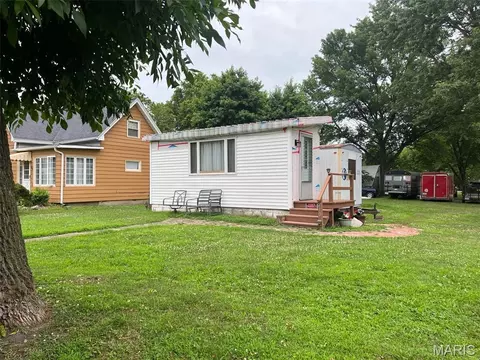 210 E Raymon Ave, Witt, IL 62094 photo 3