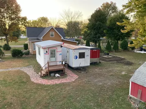 210 E Raymon Ave, Witt, IL 62094 photo 2