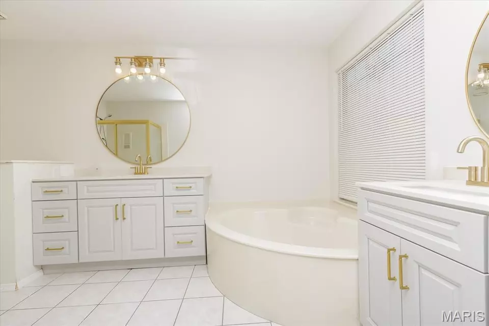 Bath - 10354 Jade Forest Dr, Saint Louis, MO 63123 photo 2 of 5