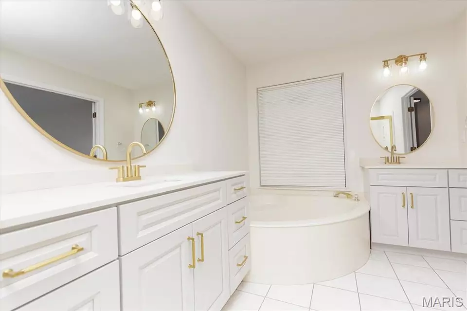 Bath - 10354 Jade Forest Dr, Saint Louis, MO 63123 photo 3 of 5