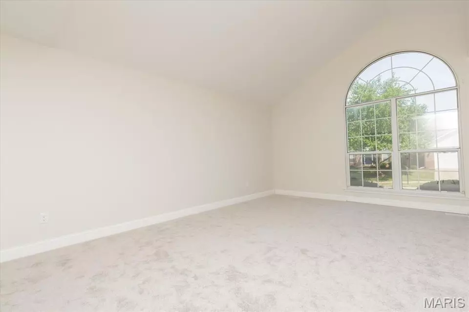 Living - 10354 Jade Forest Dr, Saint Louis, MO 63123 photo 9 of 12