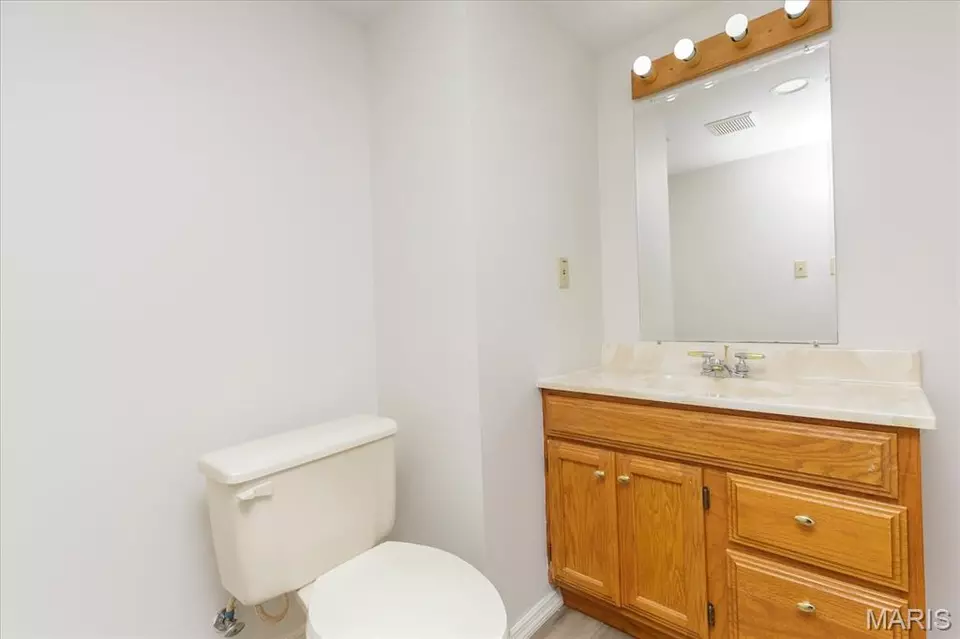 Bath - 10354 Jade Forest Dr, Saint Louis, MO 63123 photo 5 of 5