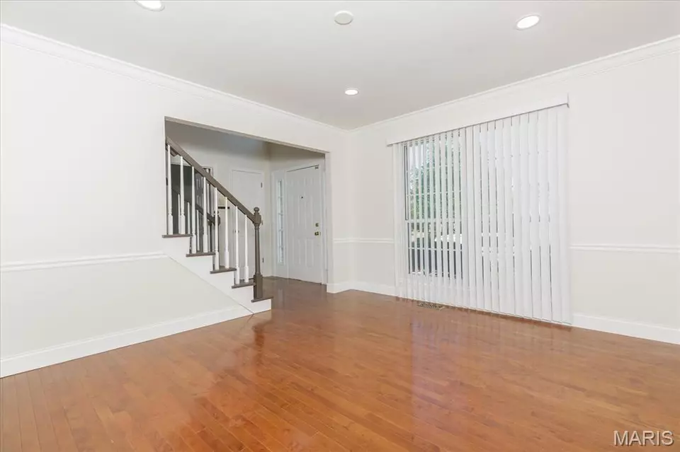 Living - 10354 Jade Forest Dr, Saint Louis, MO 63123 photo 2 of 12