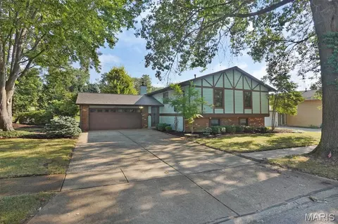 12371 Sparrowhawk Ct, Saint Louis, MO 63146