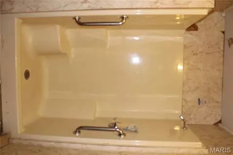 Bath - 1022 E 4th St, Kennett, MO 63857 photo 2 of 5