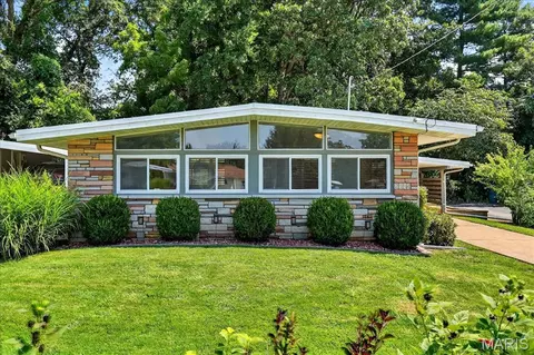 2134 East Dr, Saint Louis, MO 63131