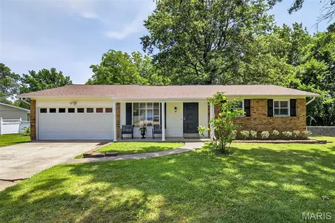 1002 Arlington Dr, Saint Charles, MO 63303