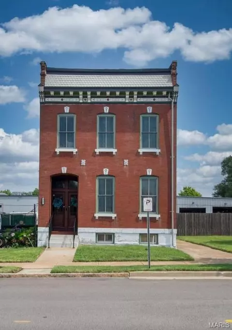2307 Sidney St, Saint Louis, MO 63104